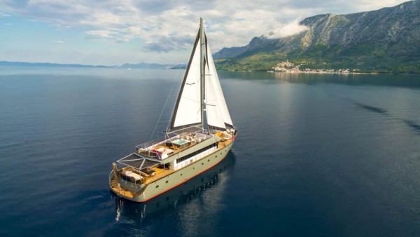 Segelyacht Rara Avis