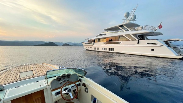 Motoryacht REM